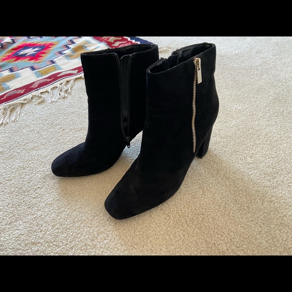 Le Chateau black suede ankle boots - Picture 3 of 5
